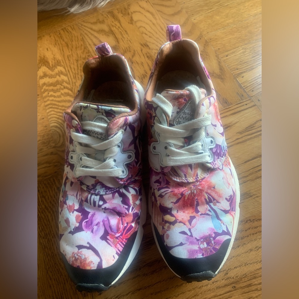 Super cute Flower Mountain Sneakers!